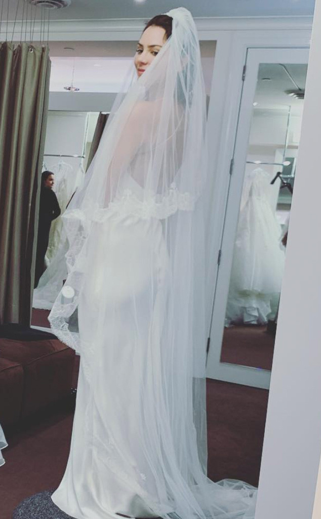 Katharine Mcphee Tries On Wedding Dresses And Looks Like A Beautiful